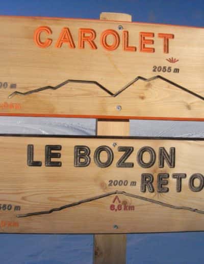 panneau de signalisation en bois