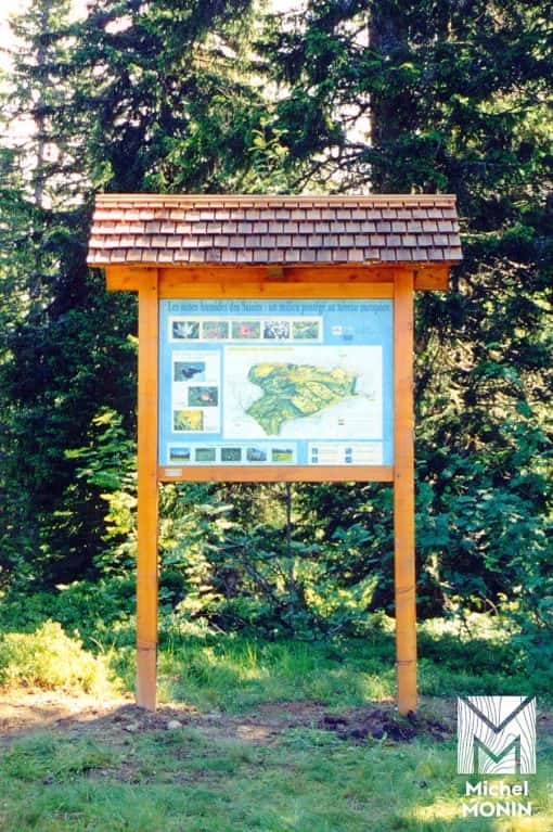 panneau d'informations en bois