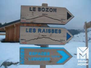 panneau de signalétique et directionnel en bois