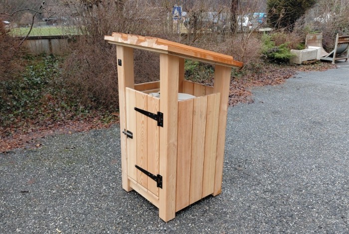 Corbeille à déchets traditionnelle simple flux toit monopan